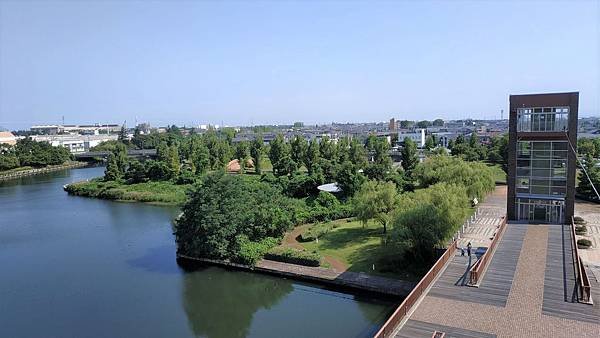 A048-拱型「天門橋」觀景台分左右兩座，其二樓有通道相連接，寬闊的平台也是最佳賞景位置(3).jpg