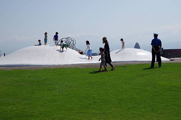 A059-富山縣美術館空中庭園之原創遊具及軟綿綿圓頂設施(4).JPG