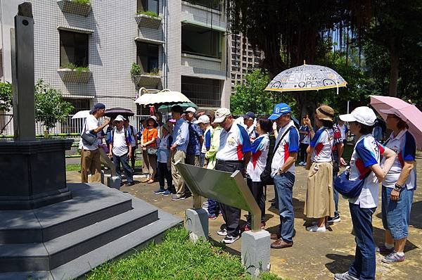 B14-2019年9月8日台北逢甲校友九三新板知性人文陶陶行時，逢甲人走過緊鄰三重空軍一村「光興公園」的昔日後村圳.JPG