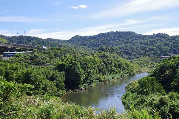 B05-IMGP2539_基隆河清澈河道水影與台62線快速公路兩相輝映.JPG