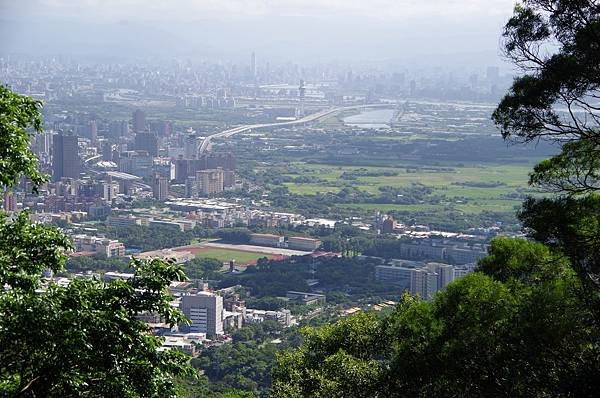 B18-IMGP3764-環山步道遠眺洲美快速道路、淡水河、北投焚化爐…等景致.JPG