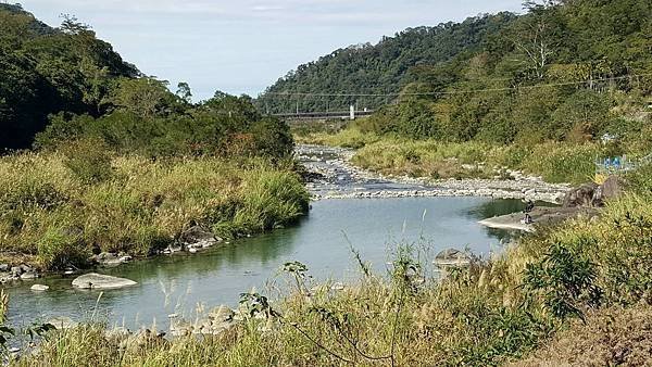 B05-1611364094932-油羅溪谷潺潺流水與釣客(下游內灣大橋、內灣吊橋).jpg