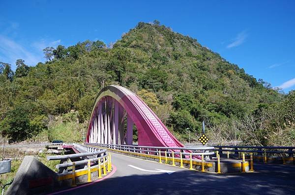 B10-IMGP5425-橫跨油羅溪之義興大橋(竹59鄉道).JPG