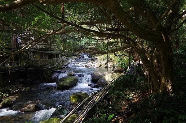 B19-IMGP5856-南磺溪水流經過龍鳳谷內民宅(媽祖廟後面).JPG