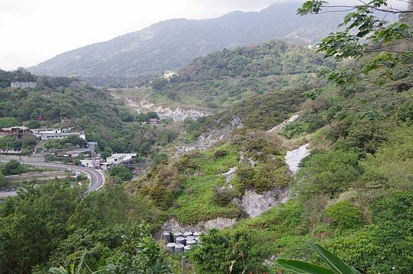 B38-IMGP5941-從北投湖山里紗帽路22-38號住宅區前俯望行義路溫泉露頭全景.JPG