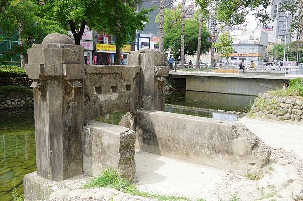 B73-IMGP8912-新竹護城河(東門大溝)舊橋墩遺跡.JPG