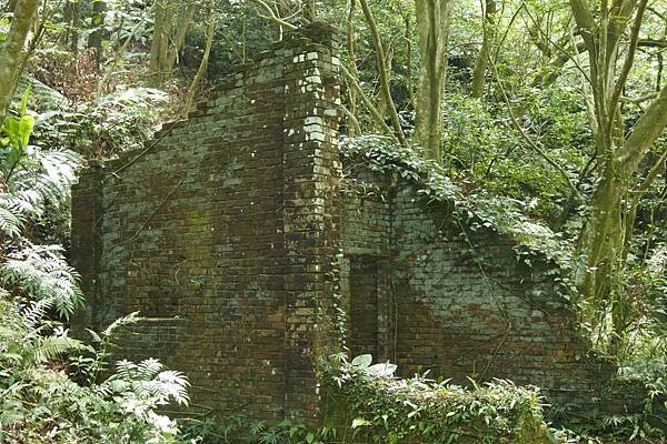 B21-DSC_4538-北港二坑礦場遺址磚造房舍之遺構.JPG