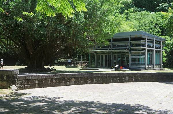 B43-IMGP0949-芝山公園之芝山岩史蹟公園考古探坑展示館.JPG