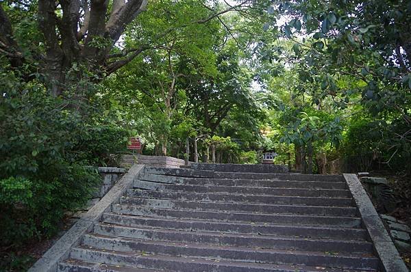 B74-IMGP1032-芝山巖社石階上方是當初神社鳥居所在位置.JPG