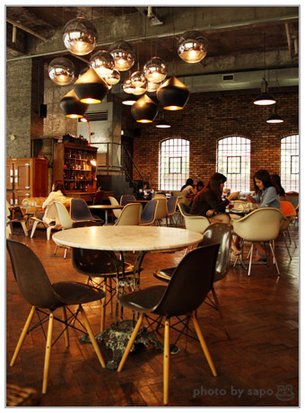 aA cafe&apos;