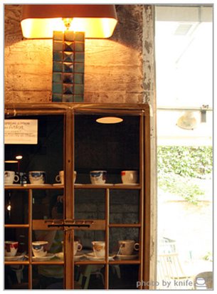 aA cafe&apos;