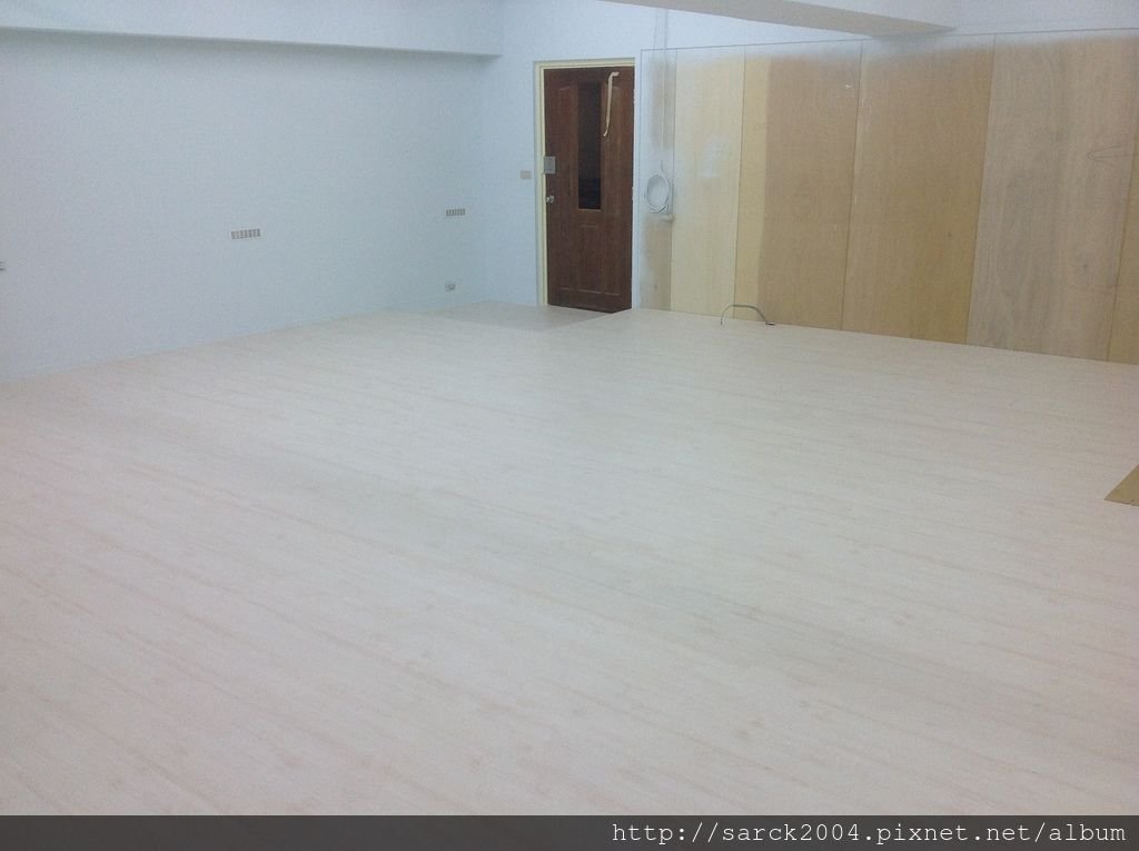 風格木地板*2013*北市師範大學-舞蹈教室-架高木地板施工*地面平整度佳才能跳出好的舞步唷*品名:依德海拉/強化海島型超耐磨木地板(6.4吋4尺長0.9公分)/RE系列水晶面/低甲醛/綠建材商品!