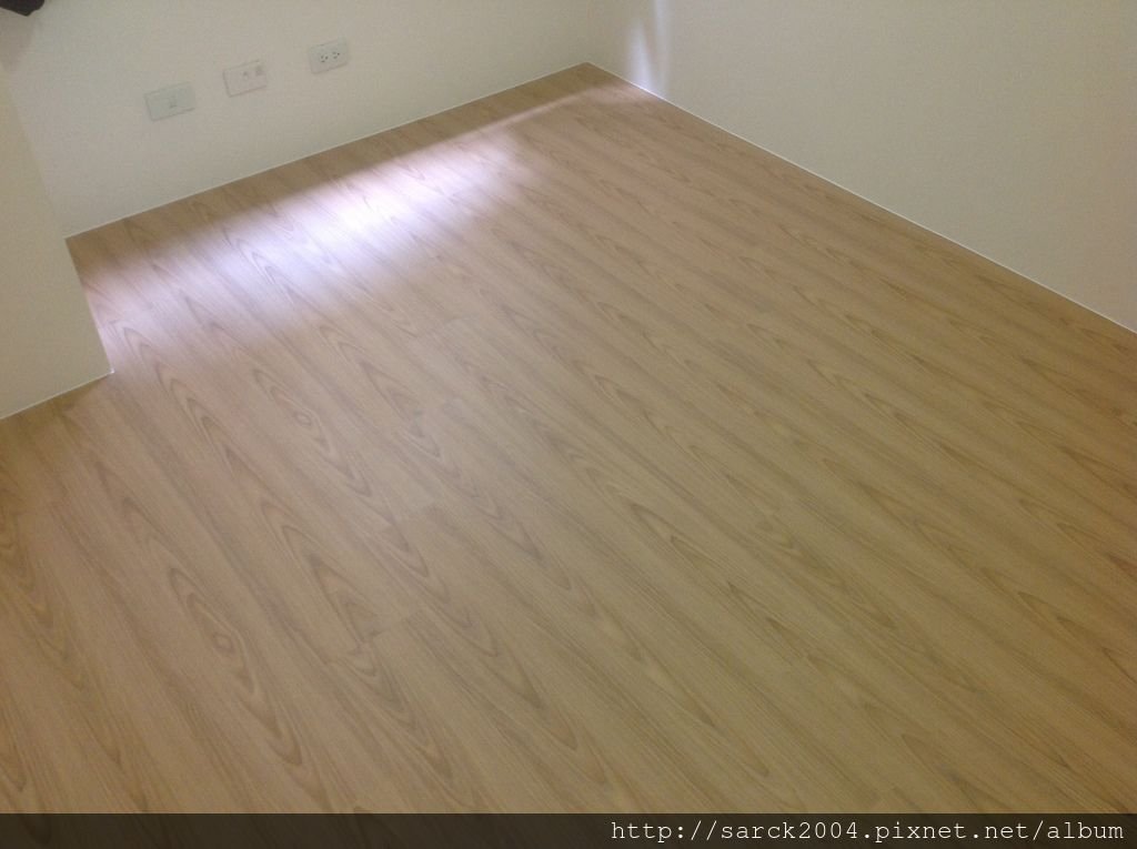 風格木地板*2013*新北市樹林區架高木地板施工*小孩房架高木地板,結構內藏有樟腦丸唷*理想家歐悅系列/品名:康乃馨/海島型超耐磨木地板!