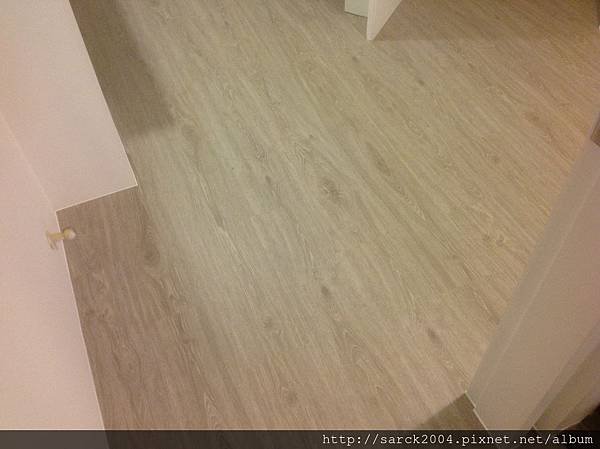 風格木地板*2013*新北市板橋區四川路*封面直鋪木地板施工~在舊的木地板上方直接鋪上一層新的木地板*品名:鹿特丹/同步木紋/海島型超耐磨木地板!