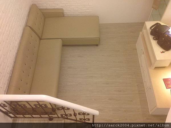 風格木地板*2013*新北市板橋區四川路*封面直鋪木地板施工~在舊的木地板上方直接鋪上一層新的木地板*品名:鹿特丹/同步木紋/海島型超耐磨木地板!