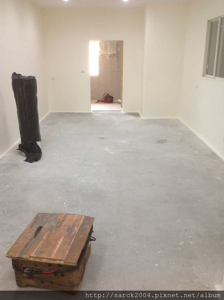 風格木地板*2014*新北市三重區自強路直舖木地板施工*經由粉光過的水泥地面依樣可以直舖施工唷(送靜音墊)*品名:海德堡/美國篇系列/3D同步木紋/無接縫設計!