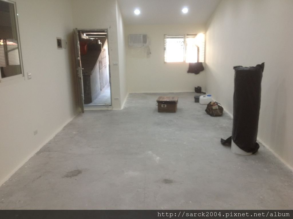風格木地板*2014*新北市三重區自強路直舖木地板施工*經由粉光過的水泥地面依樣可以直舖施工唷(送靜音墊)*品名:海德堡/美國篇系列/3D同步木紋/無接縫設計!