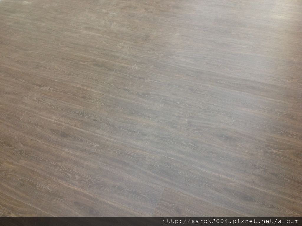 風格木地板*2014*新北市三重區自強路直舖木地板施工*經由粉光過的水泥地面依樣可以直舖施工唷(送靜音墊)*品名:海德堡/美國篇系列/3D同步木紋/無接縫設計!