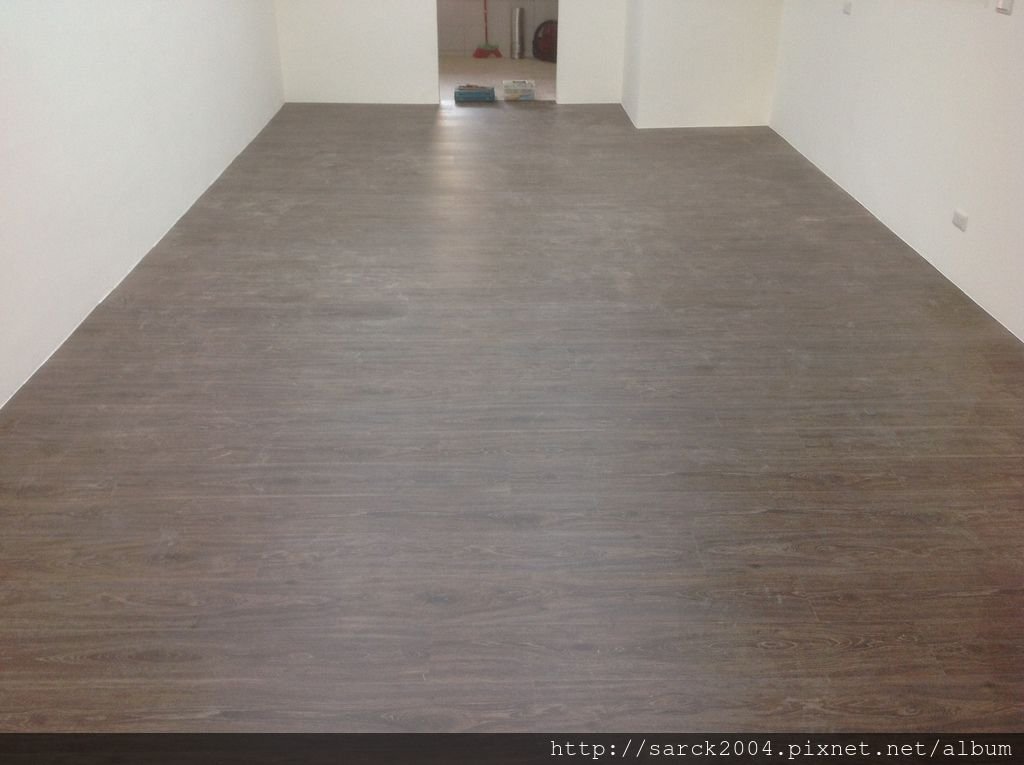 風格木地板*2014*新北市三重區自強路直舖木地板施工*經由粉光過的水泥地面依樣可以直舖施工唷(送靜音墊)*品名:海德堡/美國篇系列/3D同步木紋/無接縫設計!