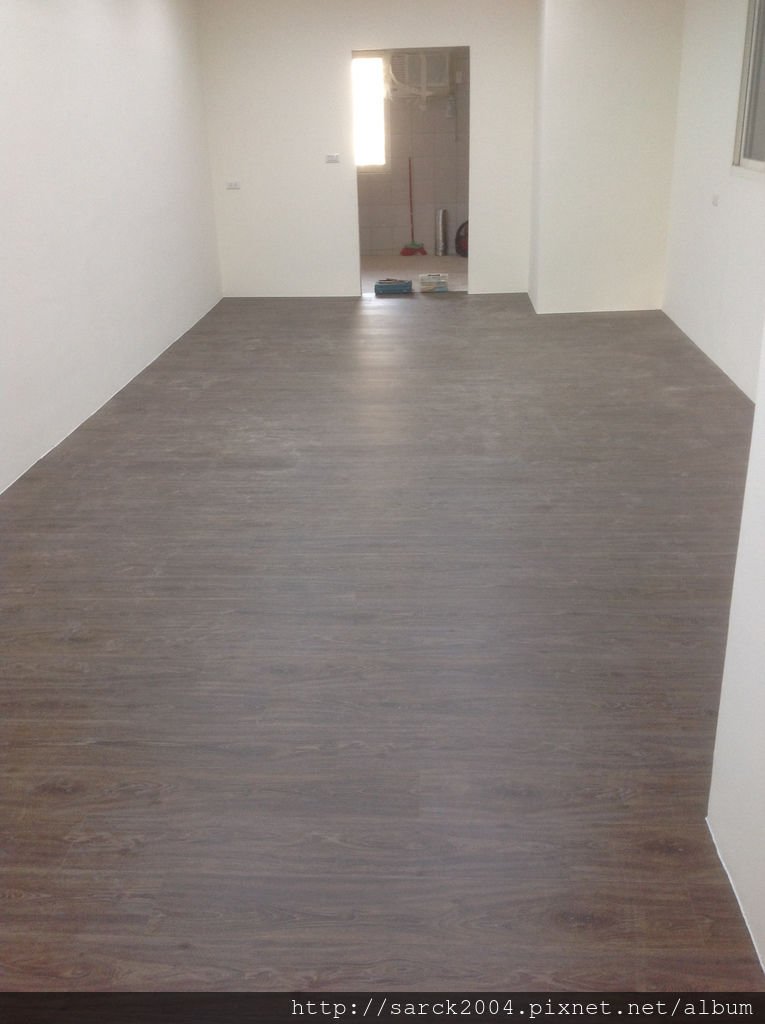 風格木地板*2014*新北市三重區自強路直舖木地板施工*經由粉光過的水泥地面依樣可以直舖施工唷(送靜音墊)*品名:海德堡/美國篇系列/3D同步木紋/無接縫設計!