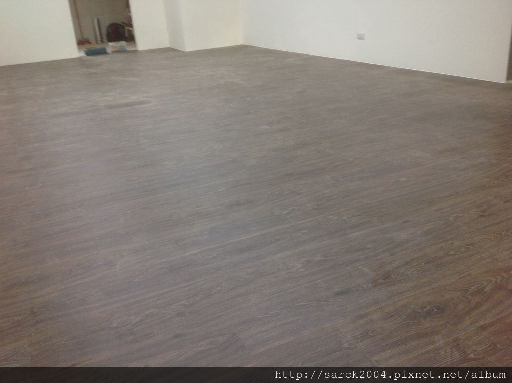 風格木地板*2014*新北市三重區自強路直舖木地板施工*經由粉光過的水泥地面依樣可以直舖施工唷(送靜音墊)*品名:海德堡/美國篇系列/3D同步木紋/無接縫設計!