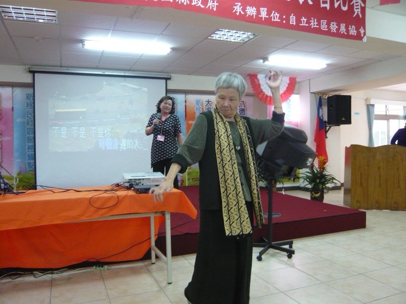 來自廣西的羅麗容歌聲有魔力吸引現場聽眾翩然起舞
