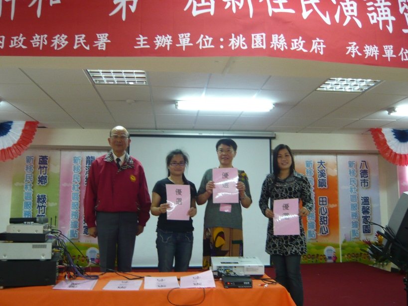 王財興副主委頒發三位歌唱優勝得主