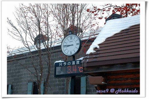 注意看小樽運河旁的屋頂,小心落雪~