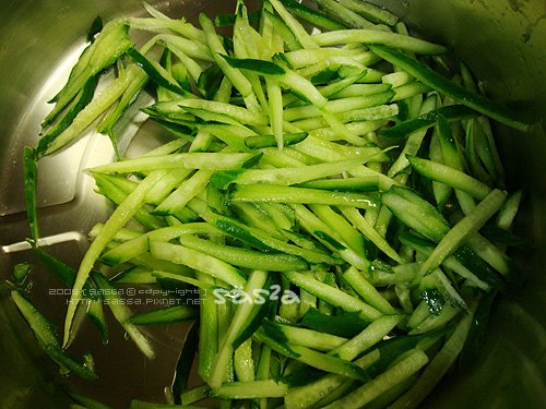 用鹽柔一下變軟