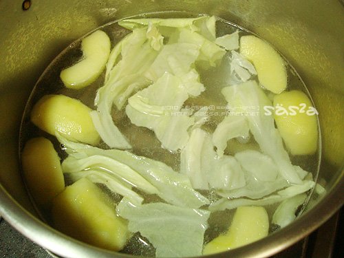 加入蘋果與高麗菜