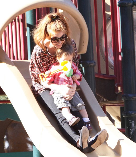 Isla+Fisher+Playing+Olive+Park+6f-7smih0CMl.jpg