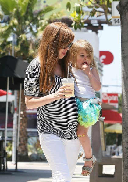 Isla+gets+a+sweet+treat+5hTNhFnFUT8l.jpg