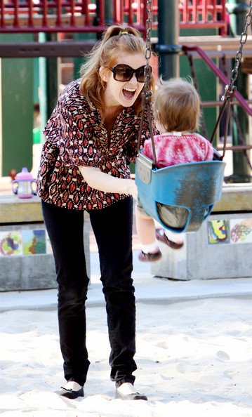 Isla+Fisher+Playing+Olive+Park+GwU4j_tn4nTl.jpg