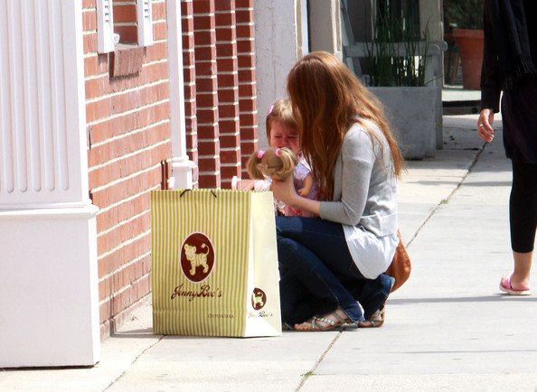 Isla+Fisher+Leaving+Cafe+Lux+2+tfPKCdVd6Tyl.jpg