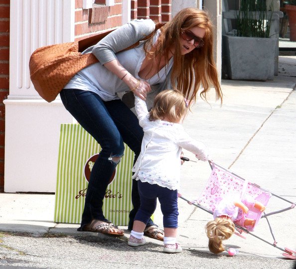 Isla+Fisher+Leaving+Cafe+Lux+2+hL6FzsQUeX-l.jpg