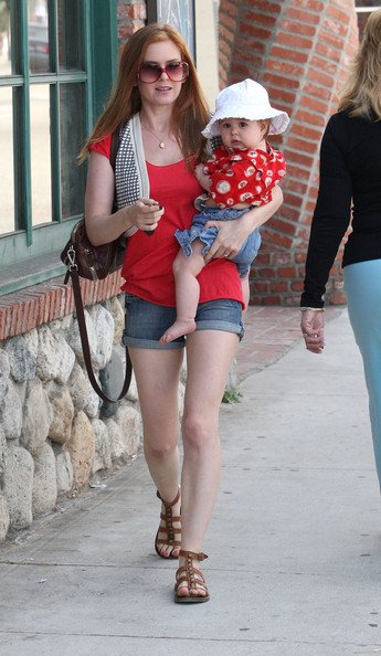 Isla+Fisher+Shopping+Daughter+Olive+Pocm77GO4KUl.jpg