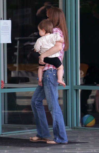 Isla+Fisher+Daughter+Olive+Out+West+Hollywod+vanhD1duq0gl.jpg