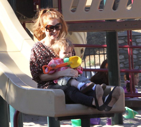 Isla+Fisher+Playing+Olive+Park+_KPodJ0YW71l.jpg