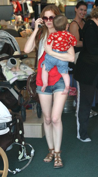 Isla+Fisher+Shopping+Daughter+Olive+0REXhYSzXxrl.jpg