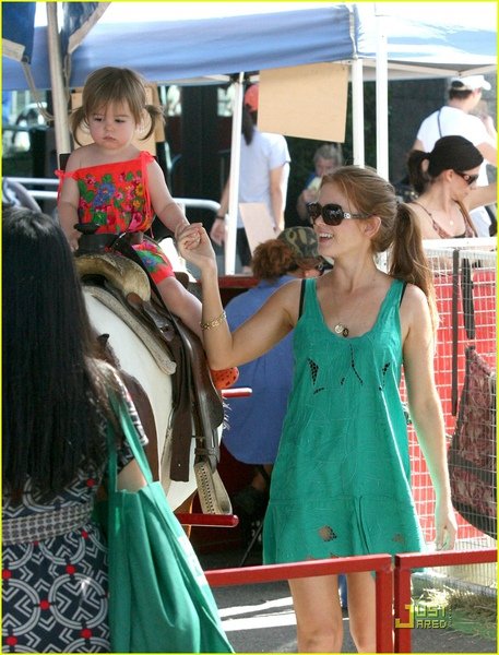 isla-fisher-olive-cohen-farmers-market-04.jpg