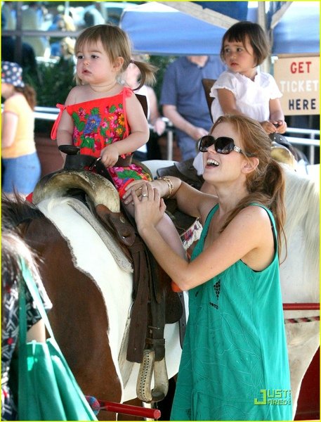 isla-fisher-olive-cohen-farmers-market-15.jpg