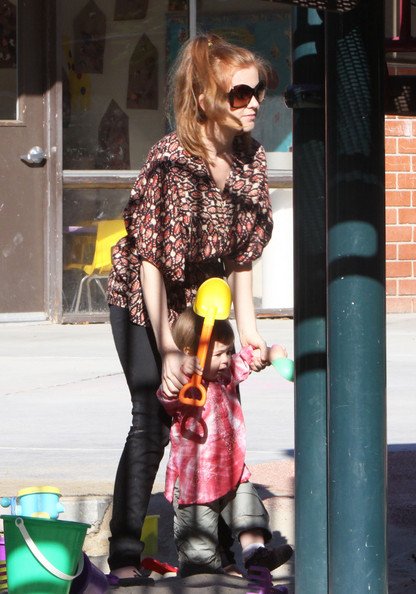 Isla+Fisher+Playing+Olive+Park+382MabJeNIBl.jpg