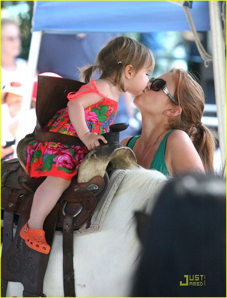 isla-fisher-olive-cohen-farmers-market-03.jpg