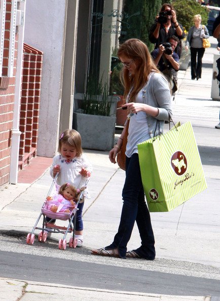 Isla+Fisher+Leaving+Cafe+Lux+2+k3L3k1LLHSil.jpg