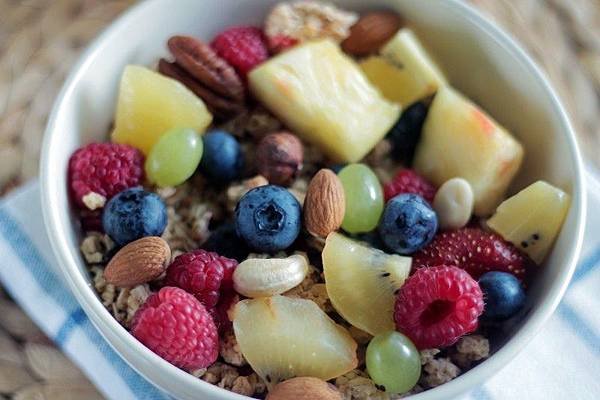 breakfast-bowl-fruits-raspberries-blueberries.jpg