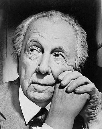 473px-Frank_Lloyd_Wright_portrait.jpg