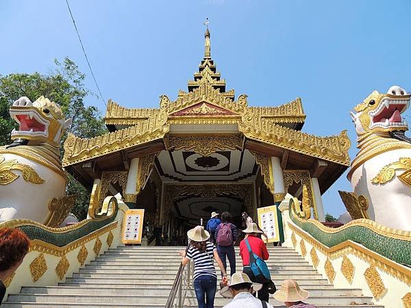 DSCN0002 樂伯穆尼佛寺 寺前獅子.JPG