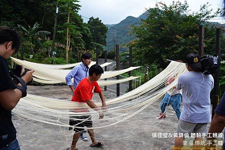 徐佳瑩,黃靖倫體驗手工麵線