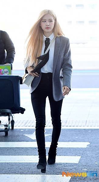 1-BLACKPINK-Rose-Airport-Outfit-blazer-to-Paris-26-January-2020.jpeg.jpg