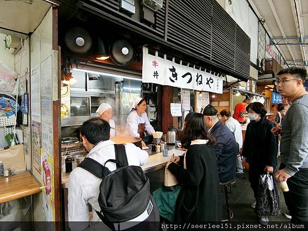 P7）築地市場的牛丼攤常害得觀光客見不到seafood.jpg